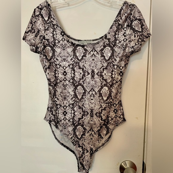 Haute Monde Women’s Gray Snakeskin Bodysuit Shortsleeved Top Sz M - Picture 1 of 5